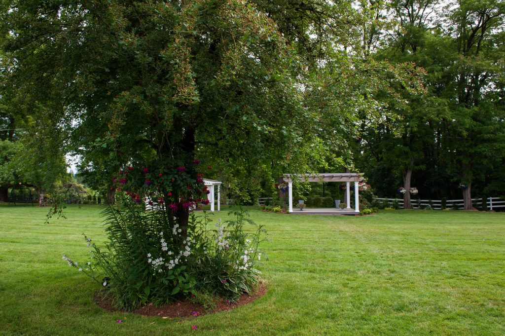 Lawn & garden space at Wine and Roses Country Estate in Auburn photographed by Wedding Photographer Amanda Howse