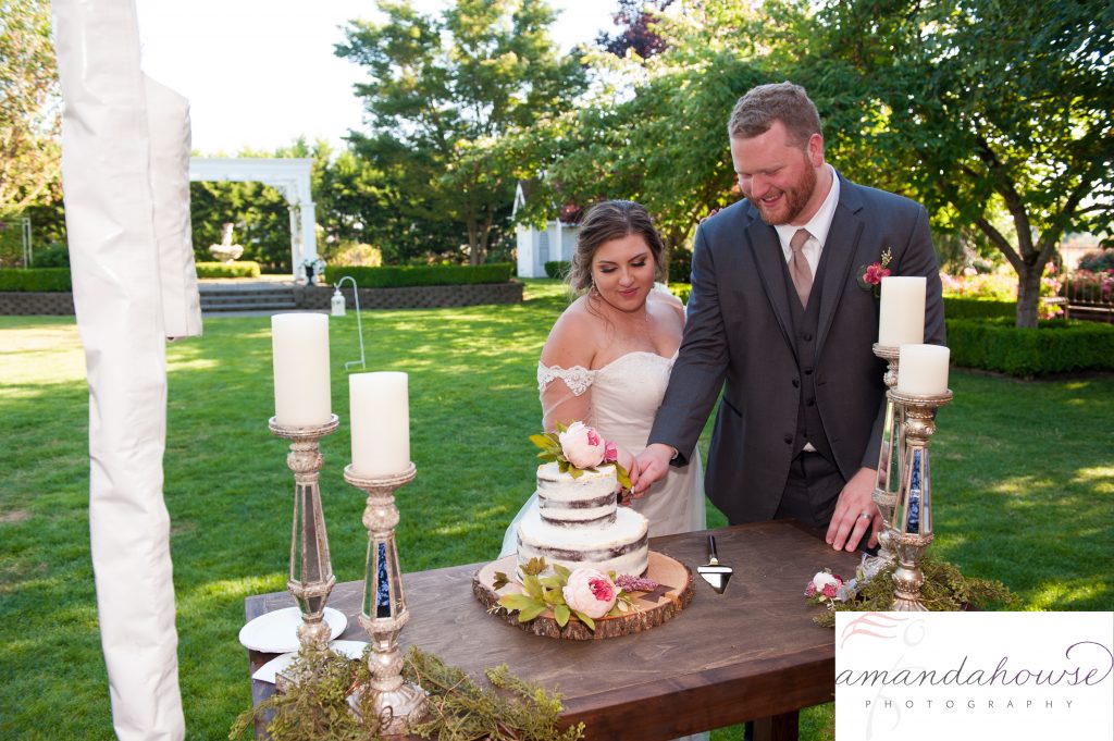 Bride & Groom cutting the Cake Photographed by Tacoma Wedding Photographer Amanda Howse