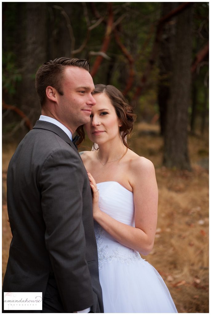 Natural bride and groom portraits in Washington | Photographed by Tacoma Wedding Photographer Amanda Howse
