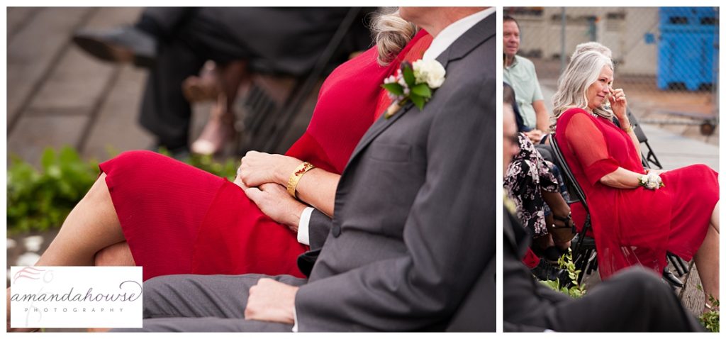 Cute wedding guest reactions to ceremony | Photographed by Tacoma Wedding Photographer Amanda Howse
