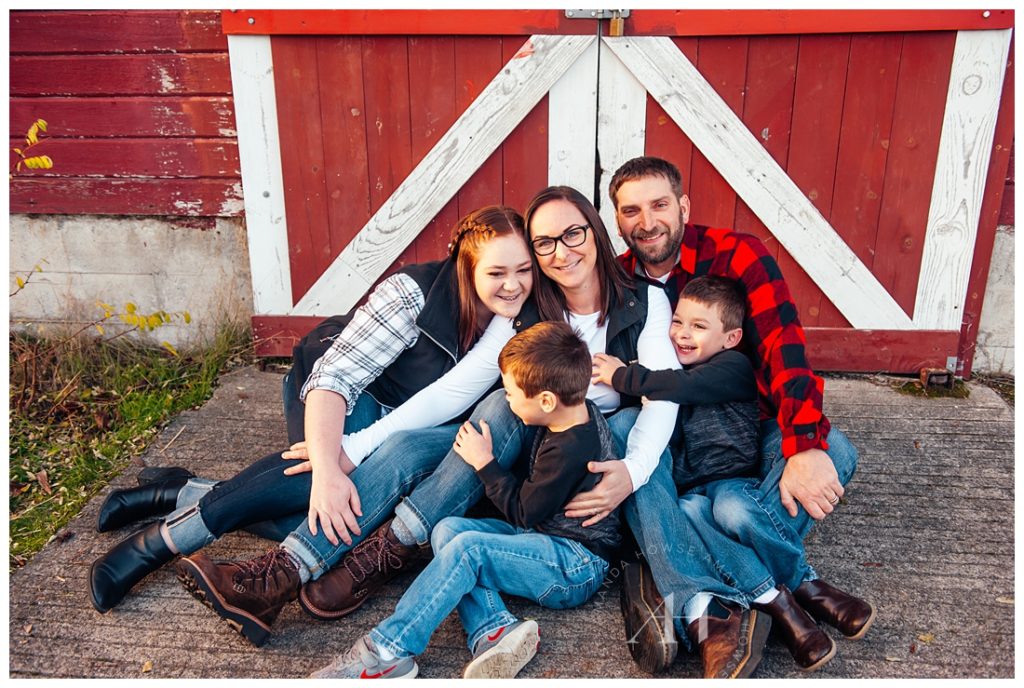 Pose Ideas for a Family of Five | What to Wear for Fall Family Portraits | Photographed by the Best Tacoma Family Photographer Amanda Howse Photography